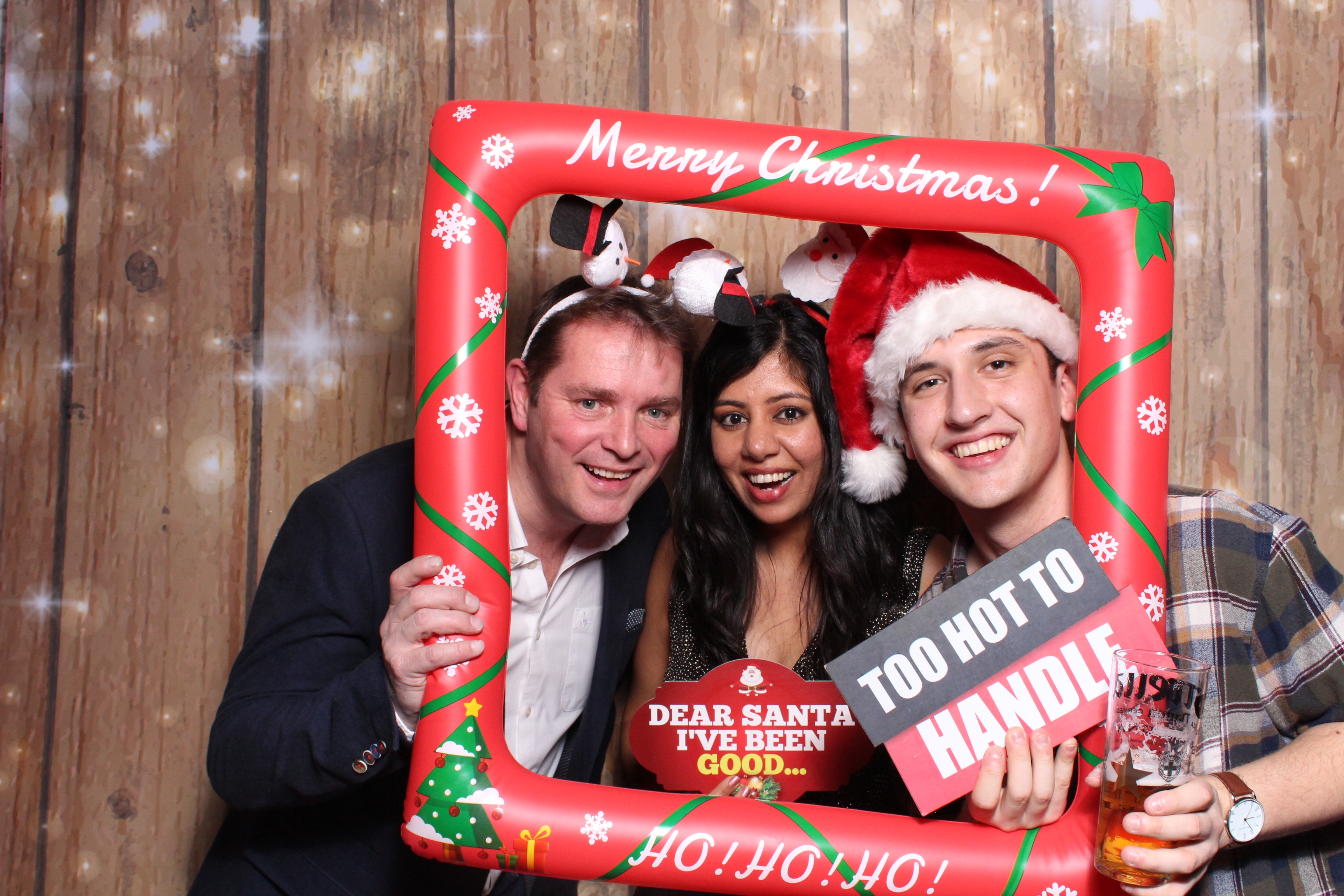 Tes Christmas party  | View more photos from the event at gallery.magicimages.uk/u/MagicImages/Tes-Christmas-party